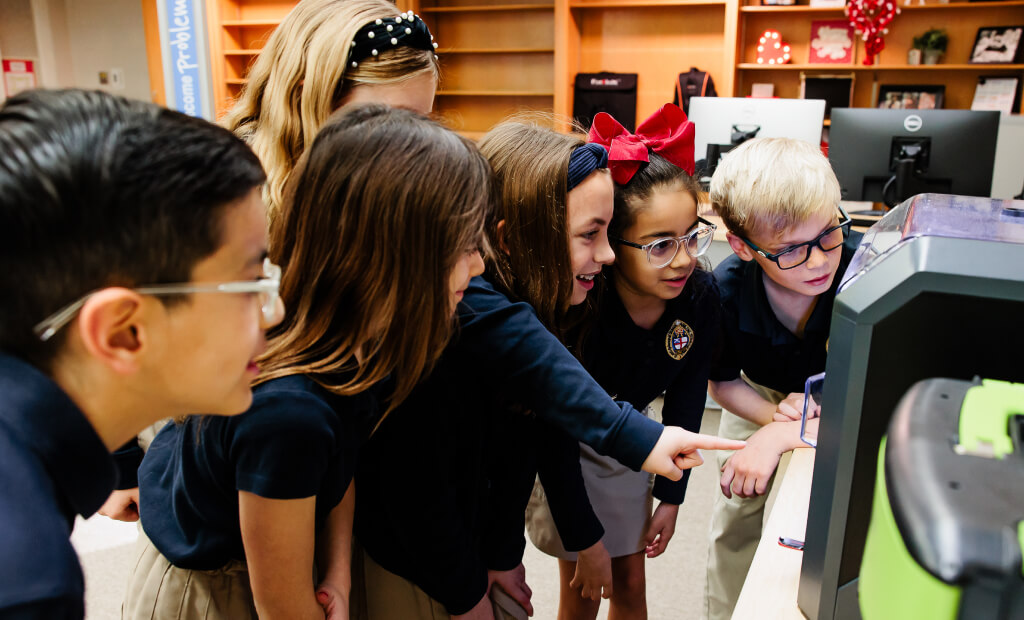 kids look inside of a 3D printer in a smart lab classroom