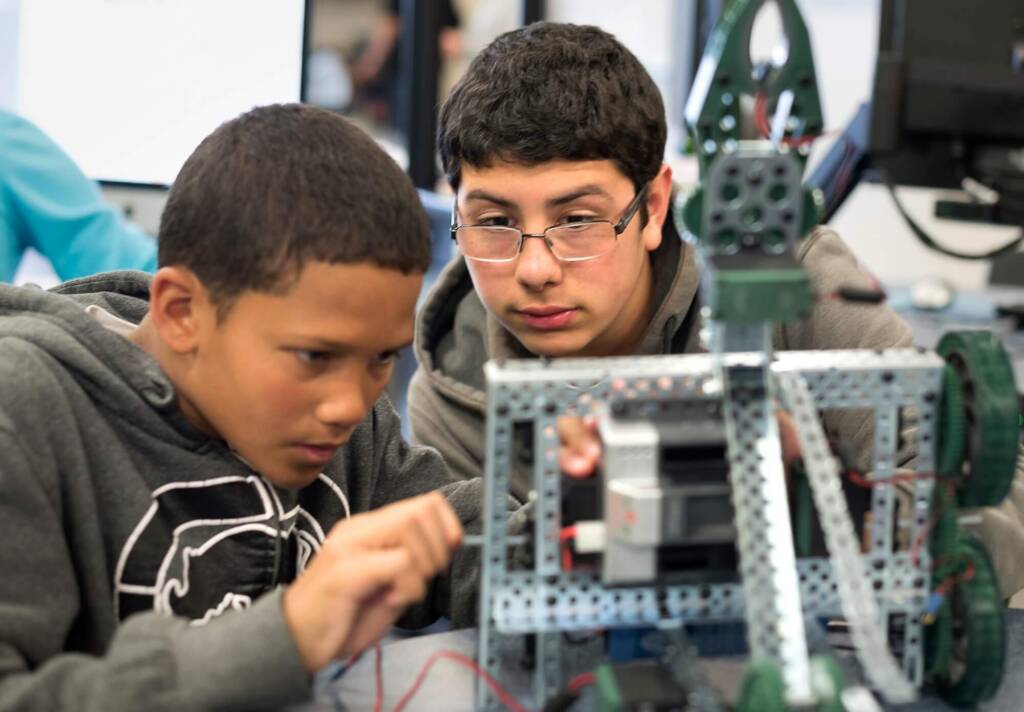 2 students building a project in a classroom